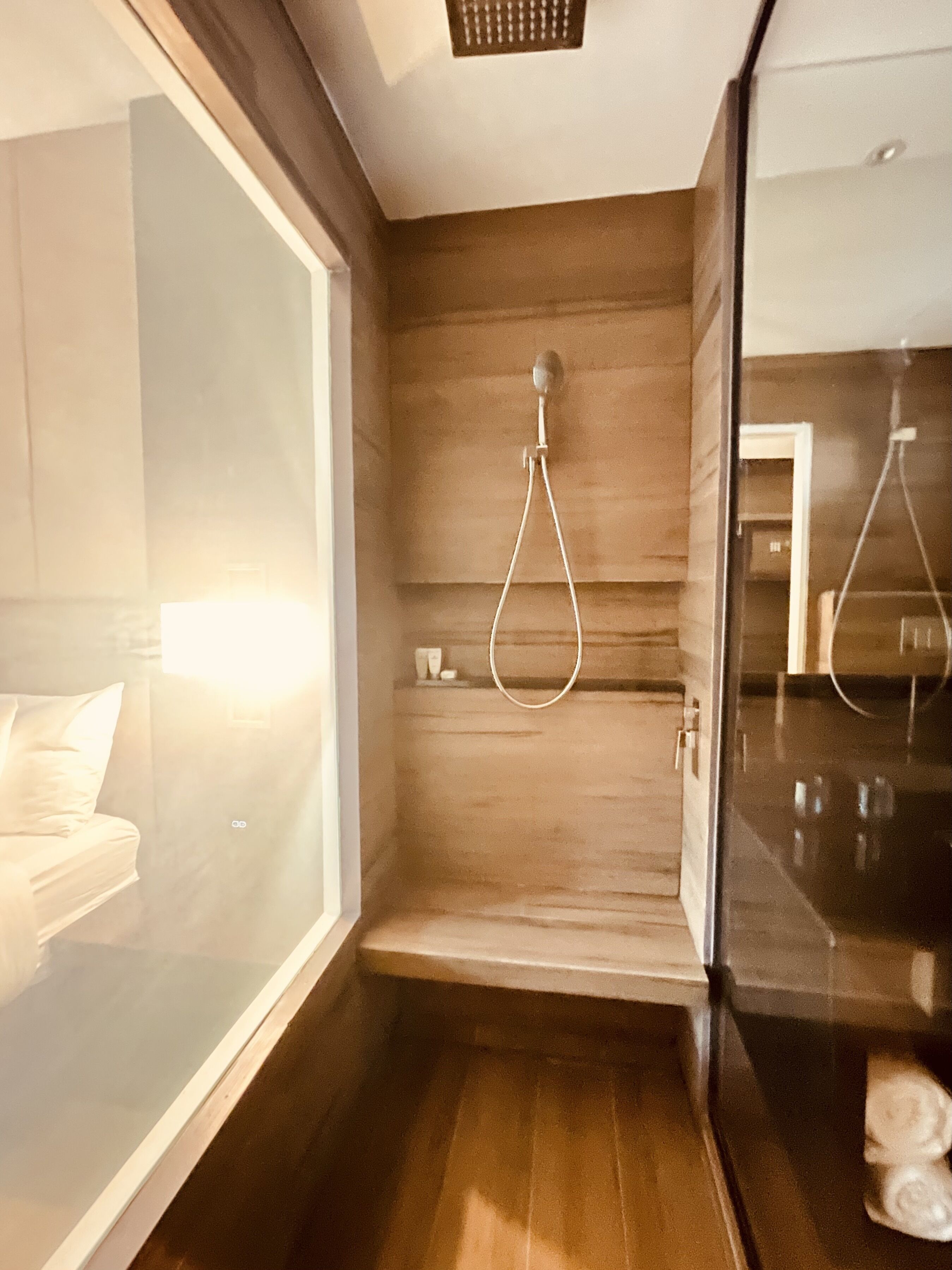 Phòng đôi Superior, 1 giường cỡ king, ban công | Phòng tắm | Buồng tắm vòi sen, máy sấy tóc, áo choàng tắm, khăn tắm 