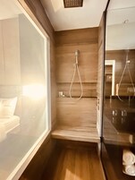 高级双人房, 1 张特大床, 阳台 | 浴室 | 淋浴设施、吹风机、浴袍、毛巾
