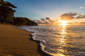 Di pantai, handuk pantai, dan berkayak
