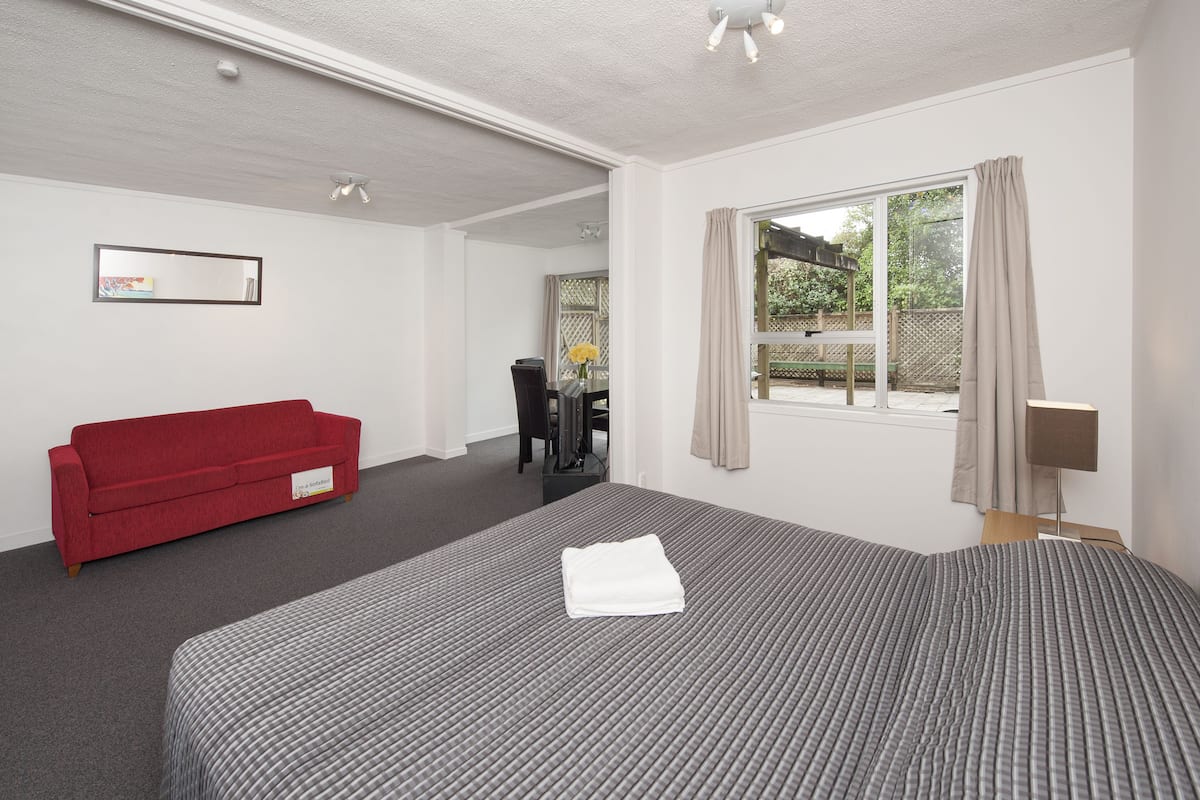 Free cots/infant beds, rollaway beds, free WiFi, bed sheets