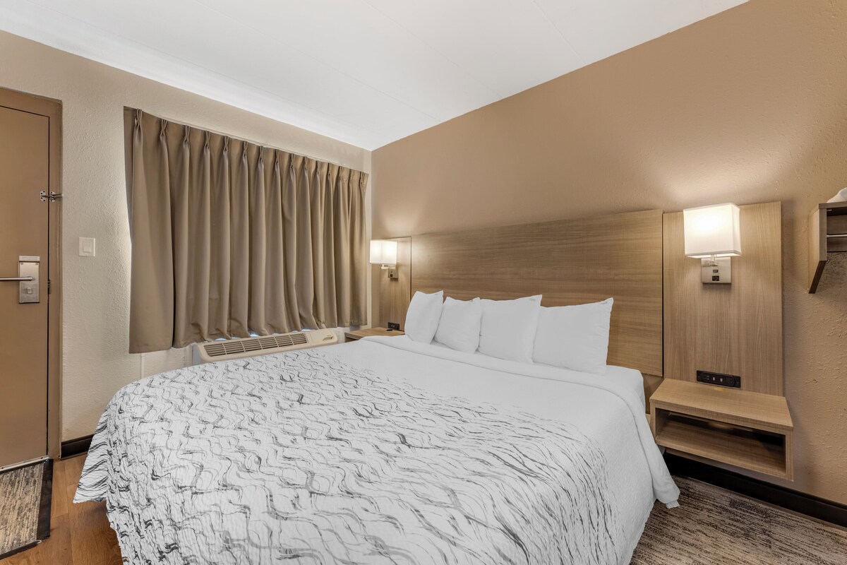 Deluxe Room, 1 King Bed, Accessible, Non Smoking (Roll-In Shower) | Desk, laptop workspace, blackout curtains, free WiFi