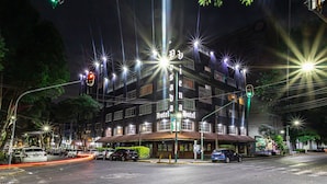 Un edificio de varios pisos con un letrero que dice "Hotel".