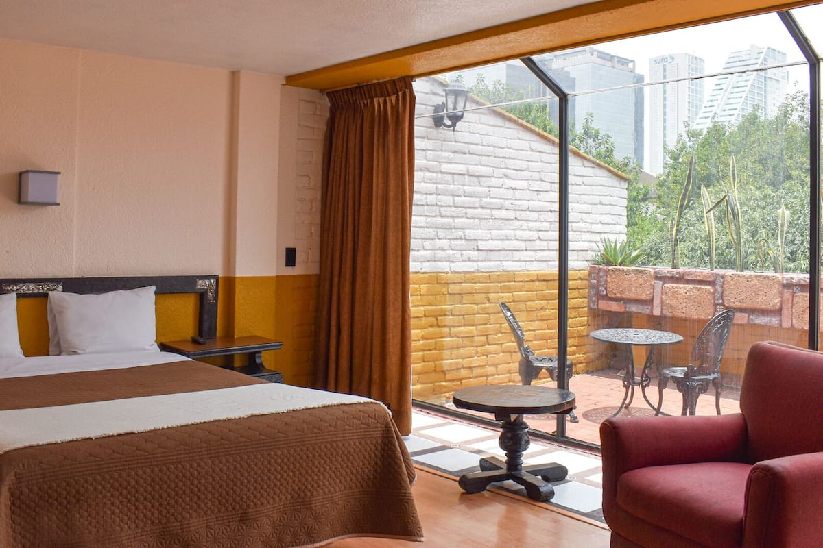 Habitación superior | Escritorio, tabla de planchar con plancha, wifi gratis y ropa de cama