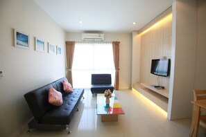 스위트, 침실 1개 | 거실 공간 | 케이블 채널 시청이 가능한 14인치 TV