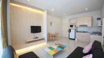 Suite, 1 Bedroom | Desk, blackout curtains, soundproofing, free WiFi