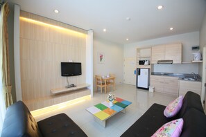 Suite, 1 Bedroom | Desk, blackout drapes, soundproofing, free WiFi - The Icon Place at Central Pattaya (Pattaya)