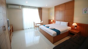 A hotel room with a large bed, bedside lamps, a desk, and a chair. - The Icon Place at Central Pattaya (Pattaya)
