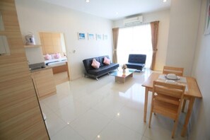 스위트, 침실 1개 | 거실 공간 | 케이블 채널 시청이 가능한 14인치 TV