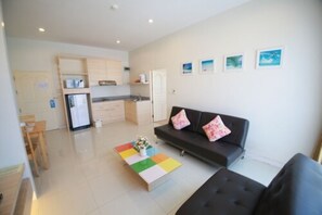 스위트, 침실 1개 | 거실 공간 | 케이블 채널 시청이 가능한 14인치 TV