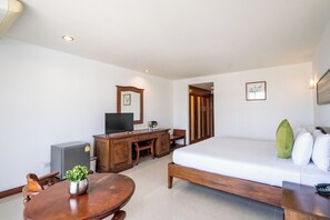Hypo-allergenic bedding, in-room safe, free WiFi, bed sheets