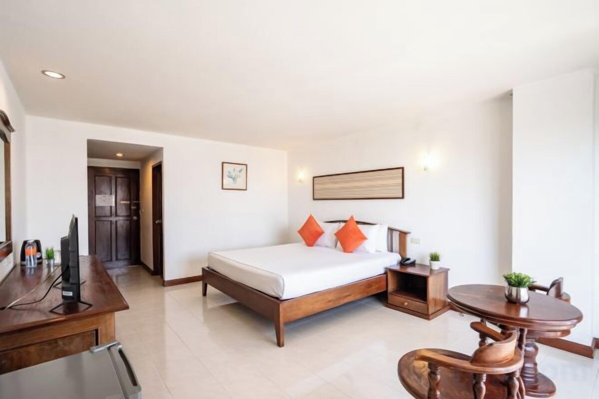 Hypo-allergenic bedding available, in-room safe, WiFi (free), bed sheets