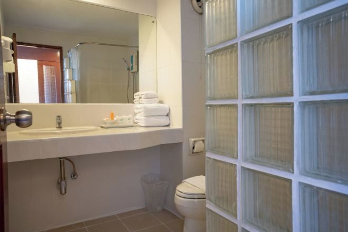Shower, free toiletries, hair dryer, bidet