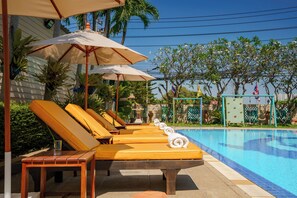 Una piscina al aire libre