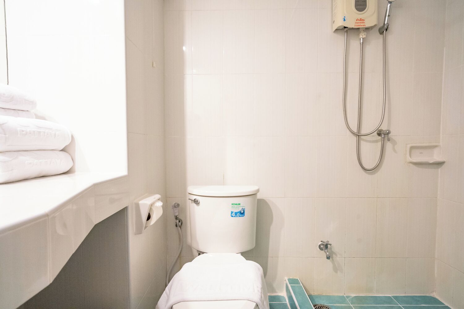 Un baño pequeño con inodoro, ducha y lavamanos.