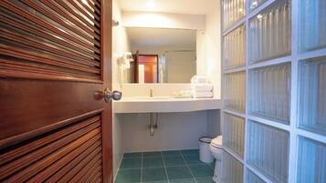 Hypo-allergenic bedding, in-room safe, free WiFi, bed sheets