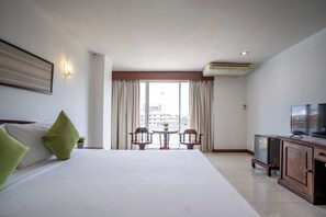 Hypo-allergenic bedding, in-room safe, free WiFi, bed sheets