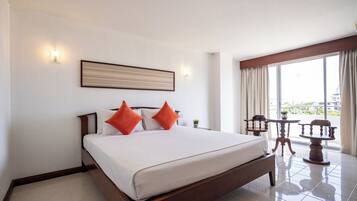 Hypo-allergenic bedding, in-room safe, free WiFi, bed sheets