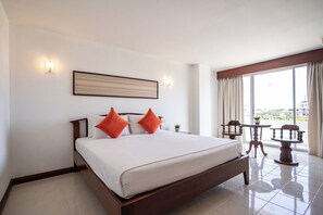 Hypo-allergenic bedding, in-room safe, free WiFi, bed sheets - JP Villa Hotel (Pattaya)
