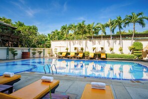Outdoor pool - JP Villa Hotel (Pattaya)