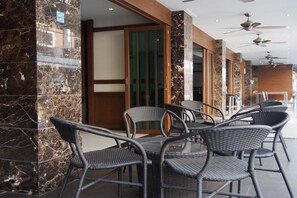 Lobby sitting area - Honey Inn (Pattaya)