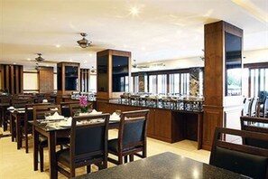 بوفيه فطور يوميًا بتكلفة قدرها (200 THB للشخص)