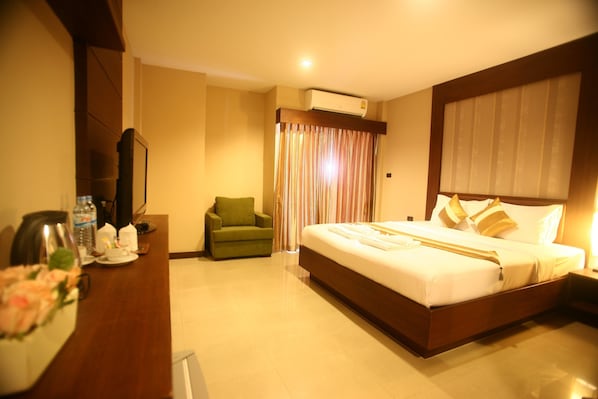 أغطية فراش متميزة وميني بار وخزنة داخل الغرفة وتجهيزات عازلة للصوت