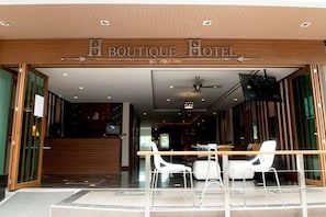 The entrance of Boutique Hotel with a reception desk, seating area, and a modern interior design. - OYO 75358 HBoutique (Pattaya)