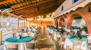 Petit déjeuner, déjeuner et dîner servis sur place, vue sur la mer