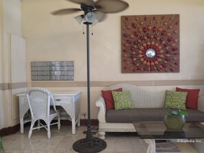 Lobby sitting area - Vacation Hotel Cebu (Cebu City)