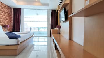 Habitación doble Deluxe | Minibar, caja de seguridad en la habitación y insonorización