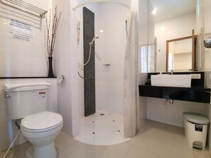 Dusche, Haartrockner, Hausschuhe, Handtücher