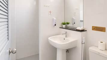 Dusche, Bidet, Handtücher, Seife