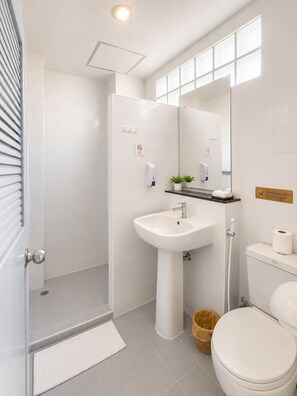 Shower, bidet, towels, soap - The Fifth Residence Hotel (Bangkok)