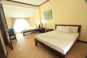 Premium bedding, desk, WiFi - Sheridan Villas Boracay (Boracay Island)