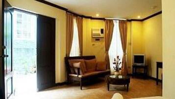 1 bedroom, premium bedding, desk, WiFi