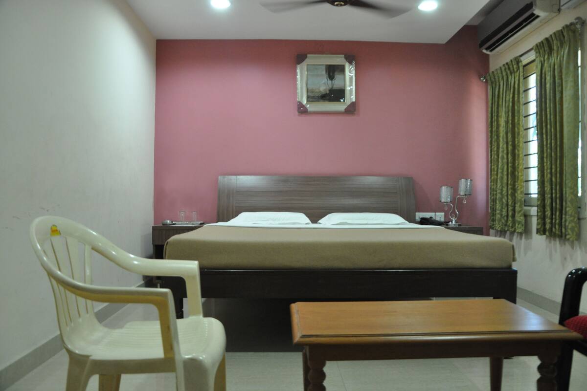 Escritorio, cortinas blackout y tabla de planchar con plancha