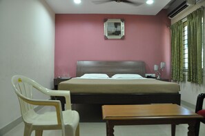 Deluxe Room | Desk, blackout drapes, iron/ironing board (on request) - Arasan Inn (Chennai)