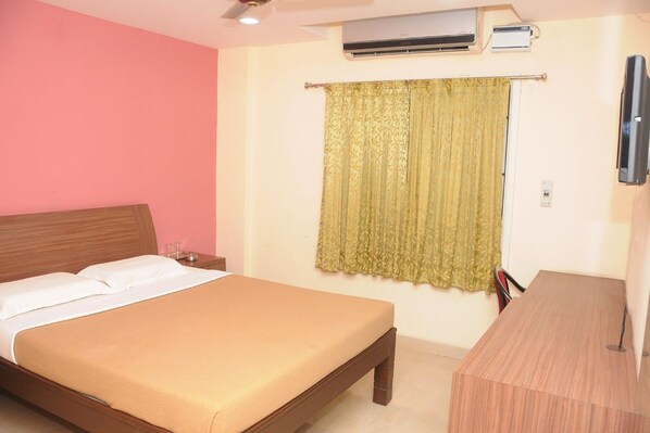 Standard Room, 1 Queen Bed | Desk, blackout drapes, iron/ironing board, rollaway beds