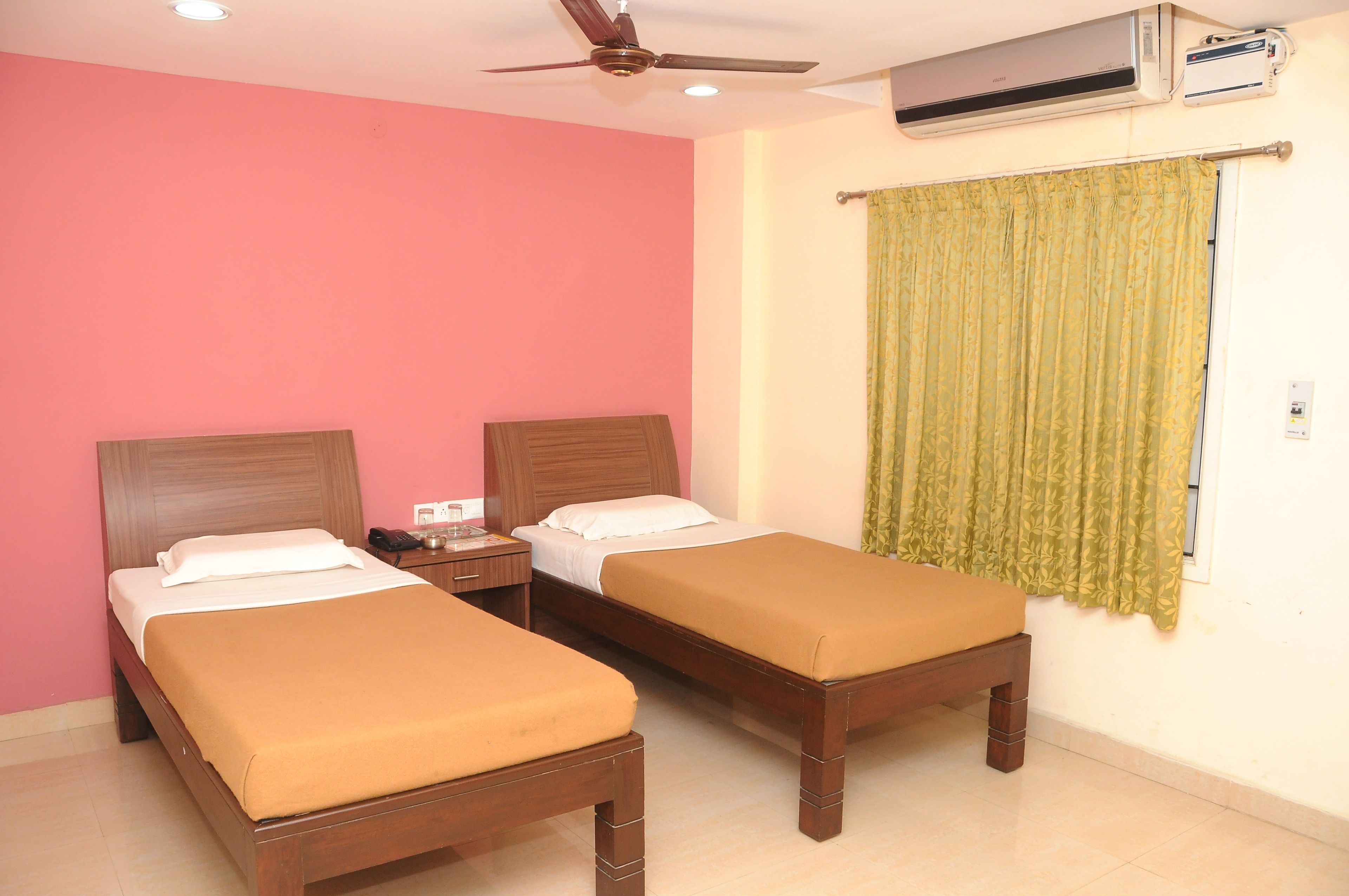 Standard Room, 1 Queen Bed | Desk, blackout drapes, iron/ironing board, rollaway beds