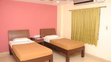 Standard Room, 1 Queen Bed | Desk, blackout drapes, iron/ironing board, rollaway beds