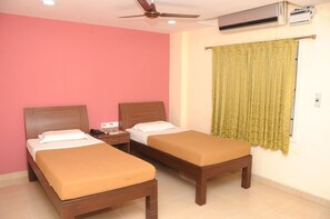 Bureau, rideaux occultants, fer et planche à repasser