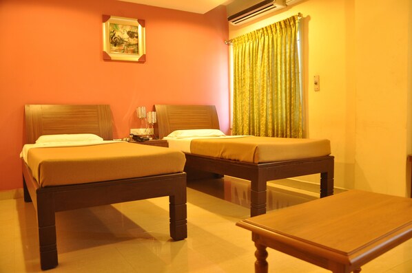 Deluxe Room | Desk, blackout drapes, iron/ironing board (on request) - Arasan Inn (Chennai)