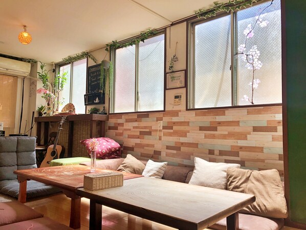 Living area - Peace House Sachi - Hostel (Osaka)