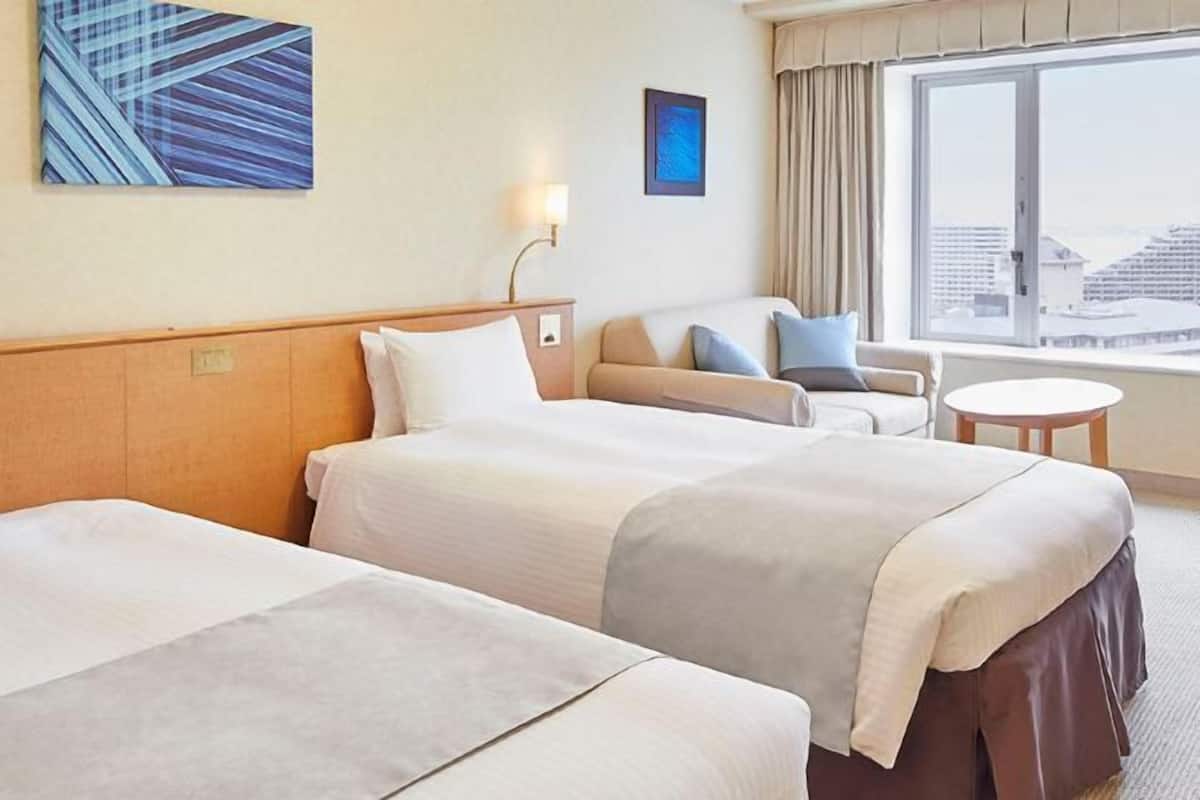 Premium bedding, in-room safe, desk, blackout drapes