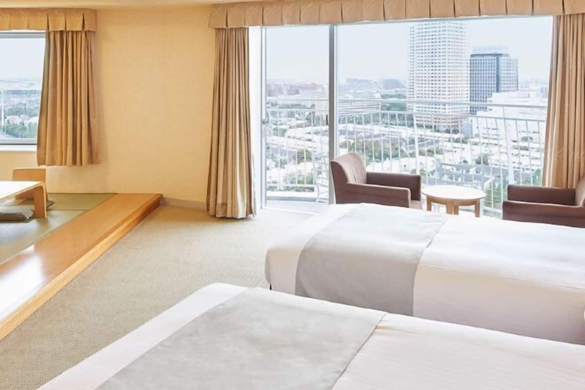 Premium bedding, in-room safe, desk, blackout drapes
