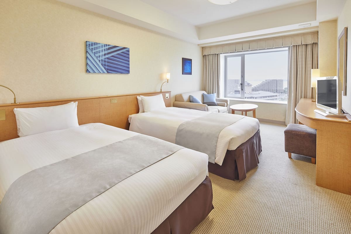Premium bedding, in-room safe, desk, blackout drapes