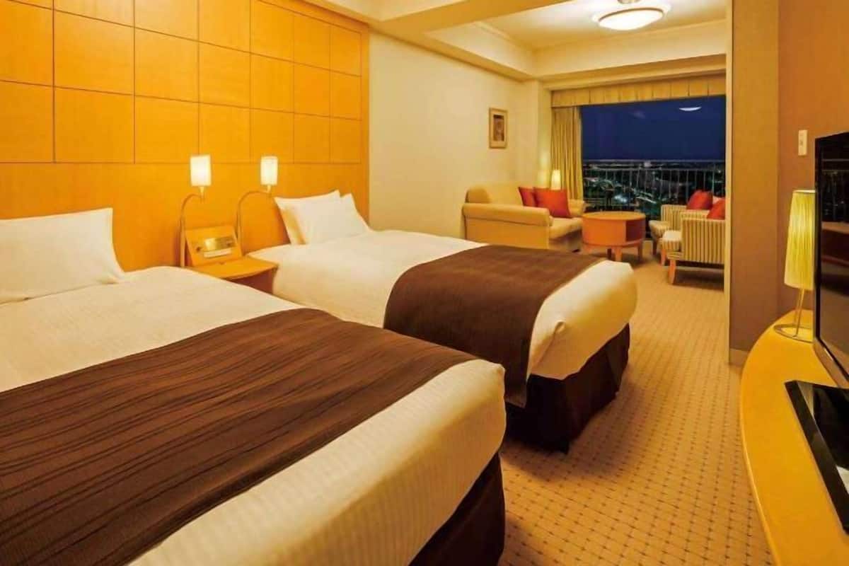 Premium bedding, in-room safe, desk, blackout curtains