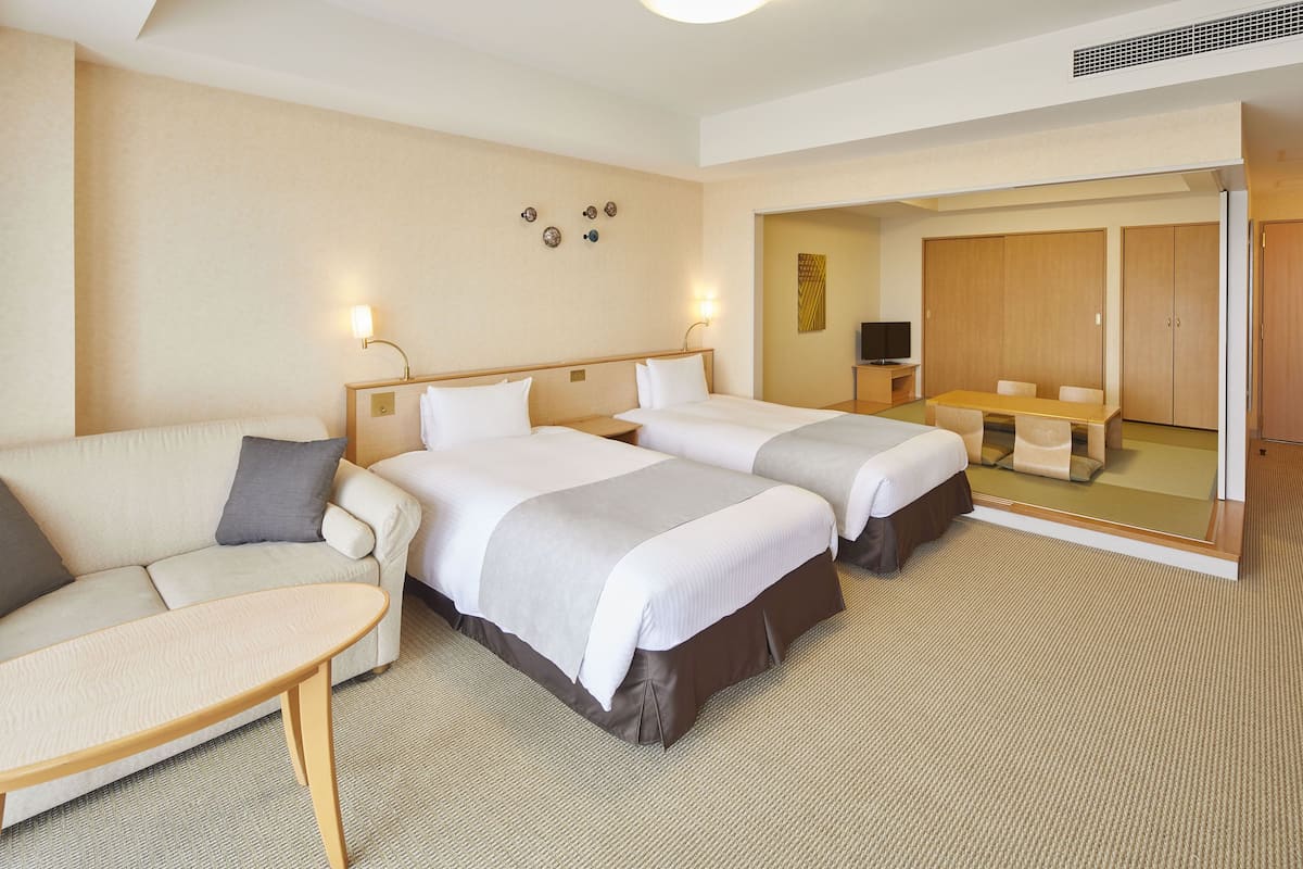 Premium bedding, in-room safe, desk, blackout drapes