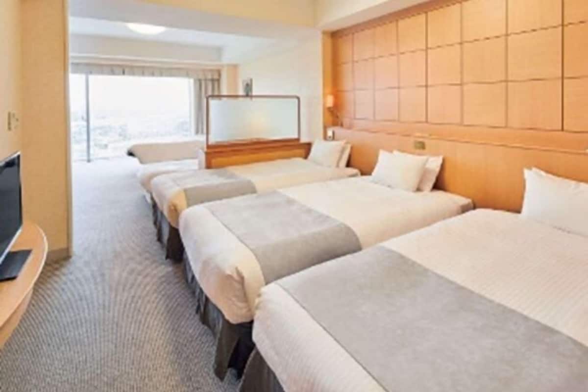 Premium bedding, in-room safe, desk, blackout drapes