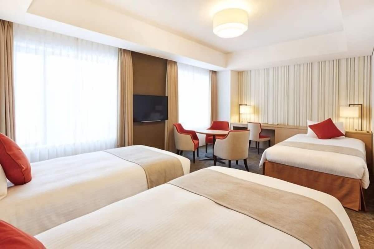Premium bedding, in-room safe, desk, blackout drapes